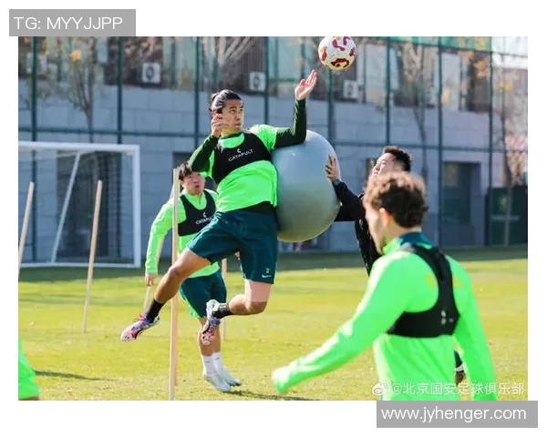 香港足球明星队全力备战提升技战术水平展现团队精神与风采